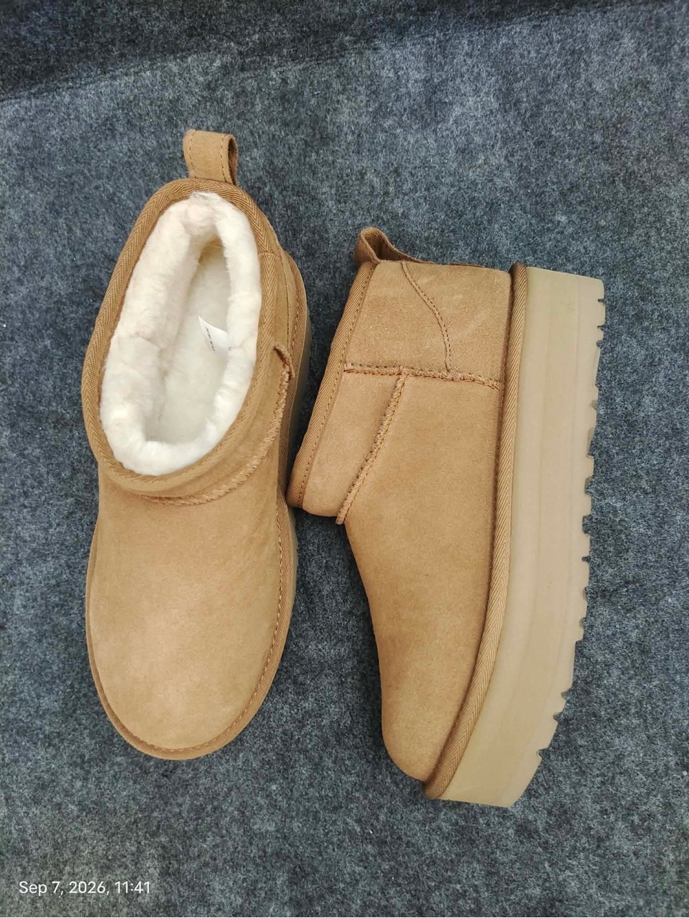 NWOB UGG women’s Tan Suede Winter Ankle Boots with Faux Fur Size 5
